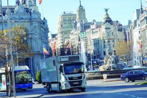 Camión ecológico circulando por el centro de Madrid