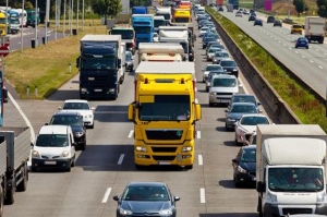 Carretera europea con camiones y coches