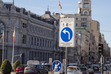 Señal con distintivo que anuncia el comienzo de la zona Madrid Central