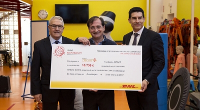 Entrega del cheque a la Fundación Nipace