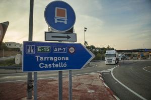 Camión a su paso por autopista AP-7 en Cataluña