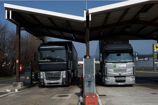 Camiones repostando en estación de servicio francesa