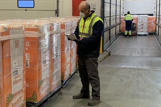 Operario trabajando en un almacén en pleno confinamiento