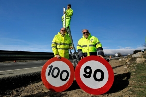 Javier Herrero y Pere Navarro, en la cambio de la última señal de carretera convencional