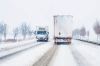 Camiones en carretera con nieve