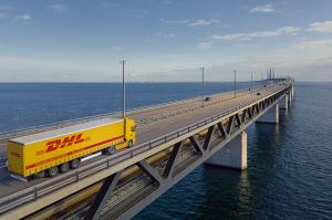 Camión DHL circulando por una carretera