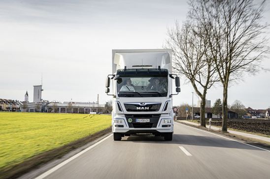 Camión circulando por carretera europea