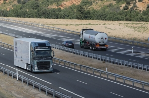 Camiones circulando por una autopista española