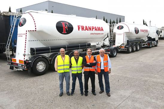 De izquierda a derecha, Francisco Pruñorosa y Mario Belles (Transportes Franpama), Eduardo de la Fuente (director comercial de Feldbinder Ibérica para España/Portugal) y Carlos Martín (director de operaciones de Lecitrailer)