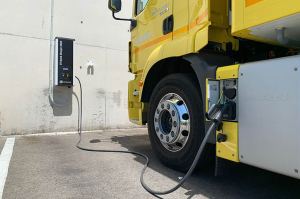 Camión recargando electricidad