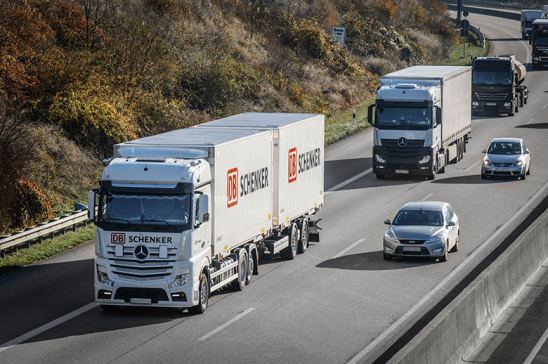 Camiones circulando por autopista europea