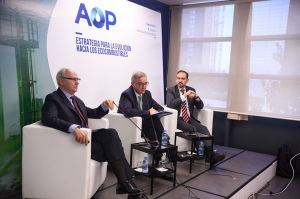 Los máximos responsables de la AOP, durante la presentación del estudio