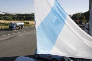 camión circulando por carretera gallega