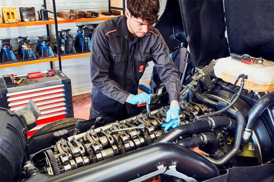 Trabajador en un taller con un camión