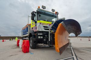 Máquina quitanieves preparada para limpiar las carreteras