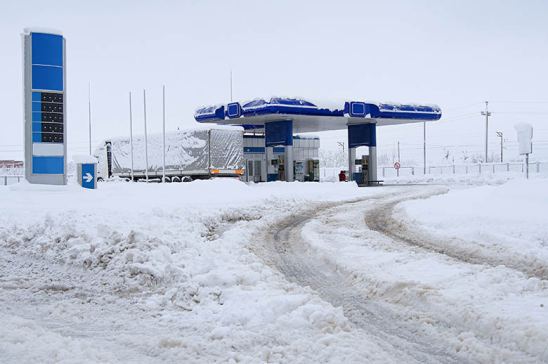 Gasolinera con camión y nieve
