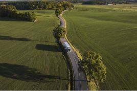 Camión Scania circulando por zona verde