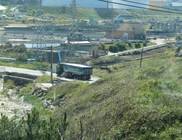 Camión cargado de carbón camino a la central térmica