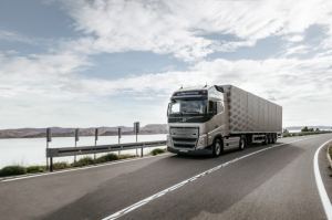 camión circulando por carretera española