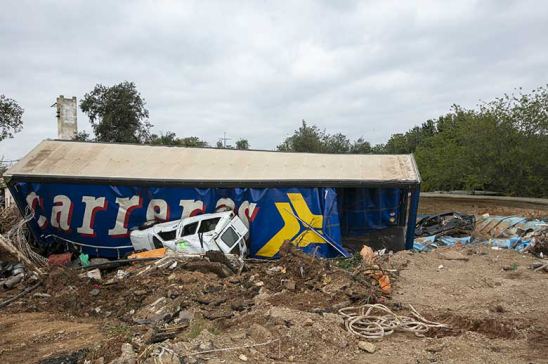 Camión destrozado por la DANA