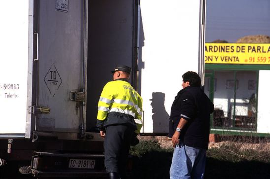 Inspección a un camión en la campaña de control