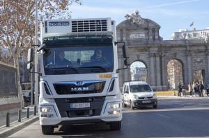 Camión 100% eléctrico de MAN circulando por la ciudad