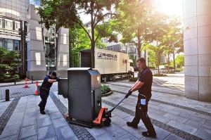 Transportistas realizando labores de carga y descarga