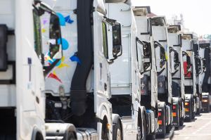 Camiones circulando por carretera
