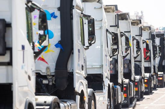 Camiones circulando por carretera
