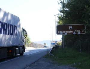 Camión a su paso por Echegárate