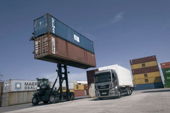 Camión en terminal marítima