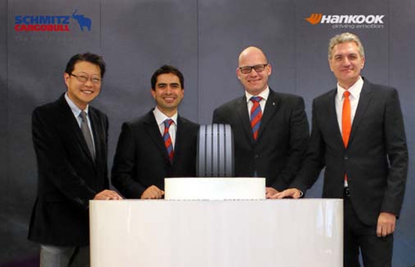 Firma del acuerdo entre Schmitz Cargobull y Hankook