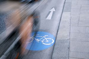 Paso de un camión por un carril bici