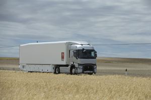 Camión circulando por carretera con dirección a Europa