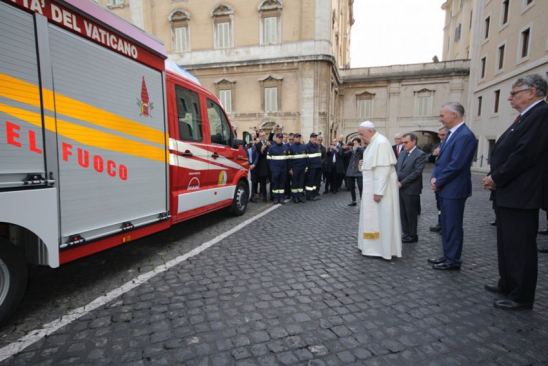 El papa Francisco bendice la MAN TGE.