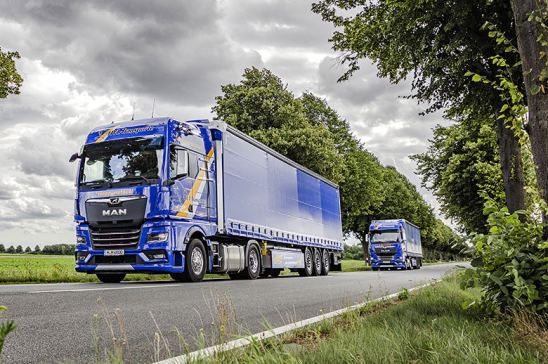 Camiones circulando por carretera europea