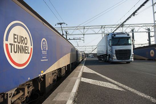 Camión pasando por eurotunnel