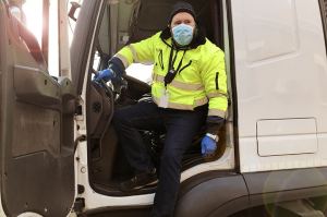 Conductor trabajando con mascarilla