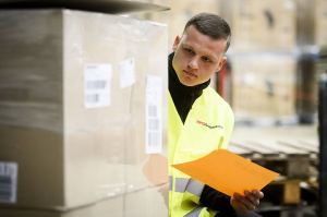 Personal trabajando en almacén logístico