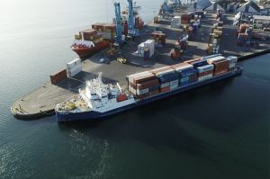 Barco con contenedores