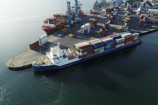 Barco con contenedores