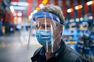 Trabajador con pantalla de protección 