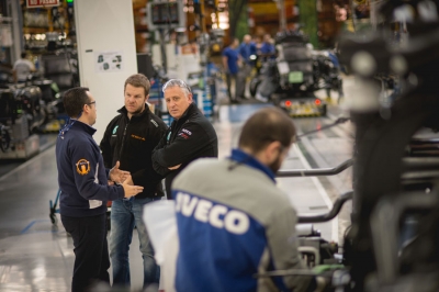 Pep Vila y Xavi Colomé en la planta de Iveco