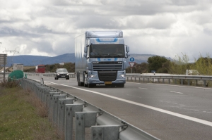 Camión en carretera española con 40 toneladas de MMA