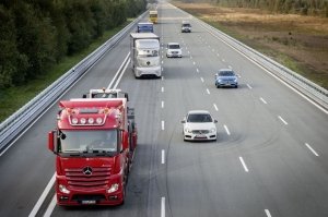 Autopista alemana con coches y camiones circulando