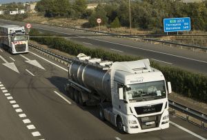 Autopista catalana con camiones