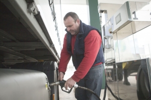 Transportista repostando gasóleo en una estación de servicio