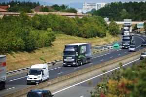 Camión circulando por autopista francesa