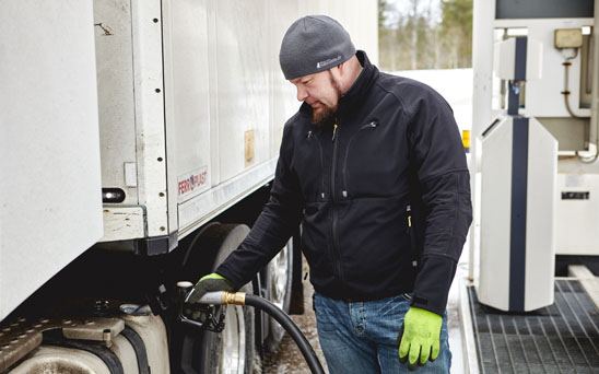 Conductor repostando su camión