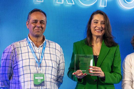 Miryam Torrecilla, responsable de Comunicación de MAN Truck &amp; Bus España recoge el premio